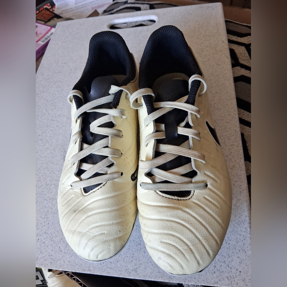 Kids Nike Tiempo Soccer Cleats in Pale Yellow with Black Swoosh size 2Y